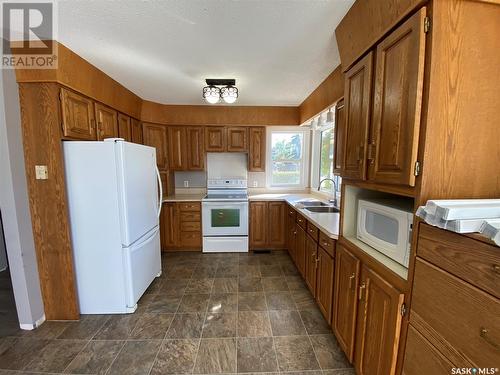 1004 1St Street W, Kindersley, SK - Indoor Photo Showing Kitchen With Double Sink