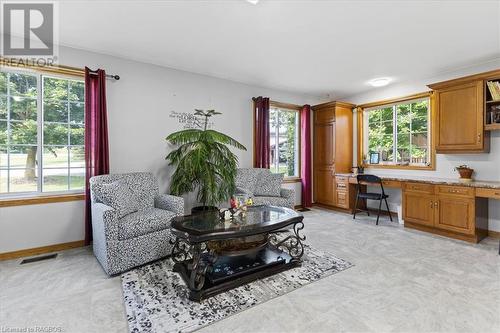 44264 Southgate Road 4, Southgate, ON - Indoor Photo Showing Living Room