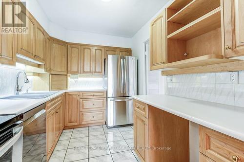 415 - 20 Edgecliff Golfway, Toronto, ON - Indoor Photo Showing Kitchen