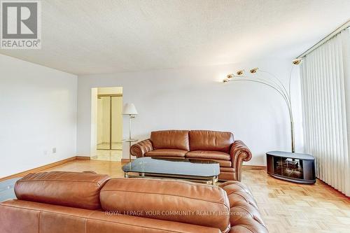 415 - 20 Edgecliff Golfway, Toronto, ON - Indoor Photo Showing Living Room