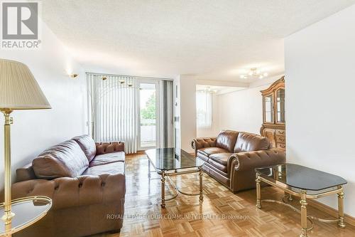 415 - 20 Edgecliff Golfway, Toronto, ON - Indoor Photo Showing Living Room