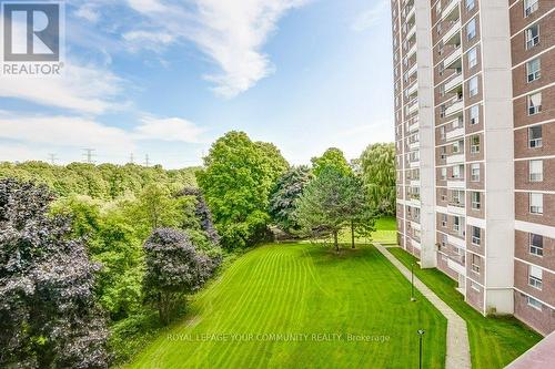 415 - 20 Edgecliff Golfway, Toronto, ON - Outdoor