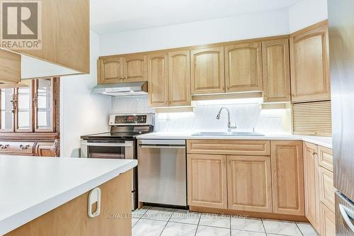 415 - 20 Edgecliff Golfway, Toronto (Flemingdon Park), ON - Indoor Photo Showing Kitchen