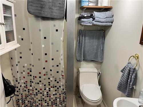 115 3Rd Street, Brandon, MB - Indoor Photo Showing Bathroom