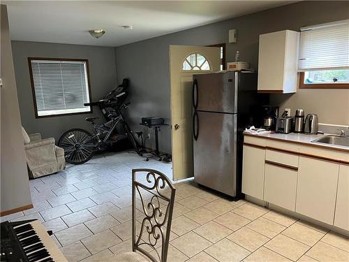 115 3Rd Street, Brandon, MB - Indoor Photo Showing Kitchen