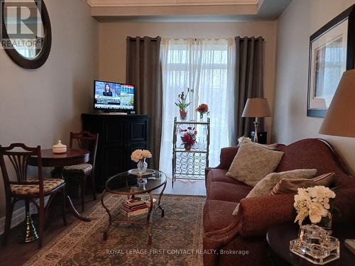 101 - 2300 Upper Middle Road, Oakville (Glen Abbey), ON - Indoor Photo Showing Living Room