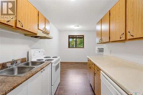 529 8Th Street E, Prince Albert, SK - Indoor Photo Showing Kitchen With Double Sink