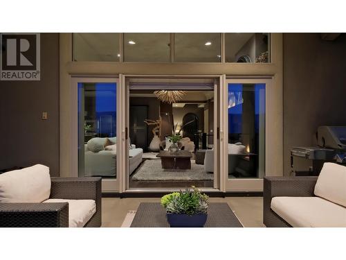 1749 Capistrano Drive, Kelowna, BC - Indoor Photo Showing Living Room