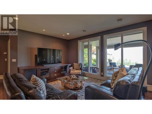 1749 Capistrano Drive, Kelowna, BC - Indoor Photo Showing Living Room