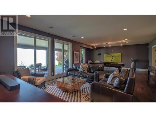 1749 Capistrano Drive, Kelowna, BC - Indoor Photo Showing Living Room