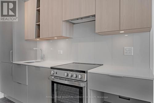 4911 - 3900 Confederation Parkway, Mississauga (City Centre), ON - Indoor Photo Showing Kitchen