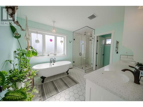 6040 Parnaby Road, Cranbrook, BC - Indoor Photo Showing Bathroom