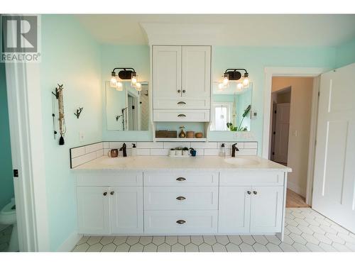 6040 Parnaby Road, Cranbrook, BC - Indoor Photo Showing Bathroom