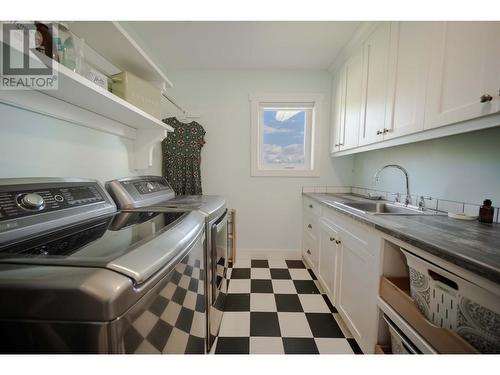 6040 Parnaby Road, Cranbrook, BC - Indoor Photo Showing Laundry Room