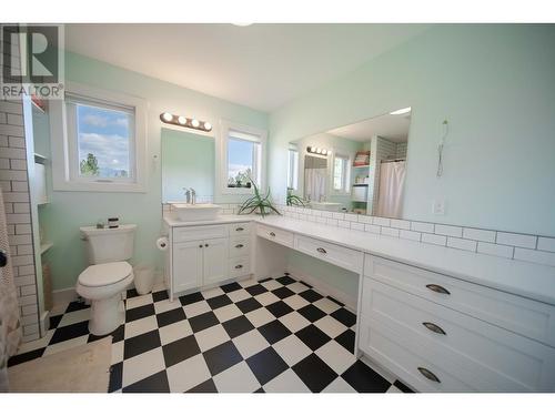 6040 Parnaby Road, Cranbrook, BC - Indoor Photo Showing Bathroom