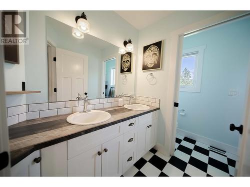 6040 Parnaby Road, Cranbrook, BC - Indoor Photo Showing Bathroom