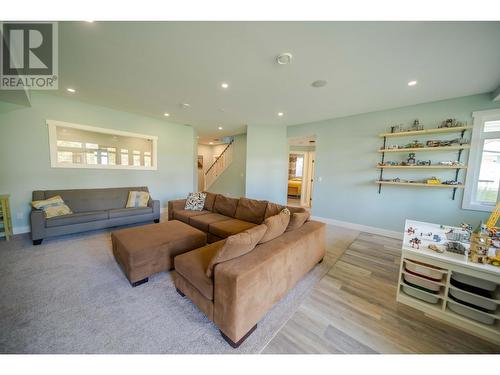 6040 Parnaby Road, Cranbrook, BC - Indoor Photo Showing Living Room