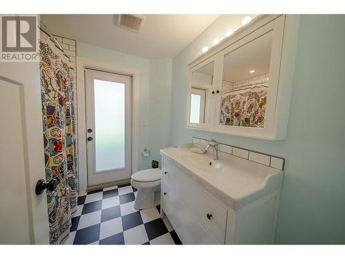 6040 Parnaby Road, Cranbrook, BC - Indoor Photo Showing Bathroom