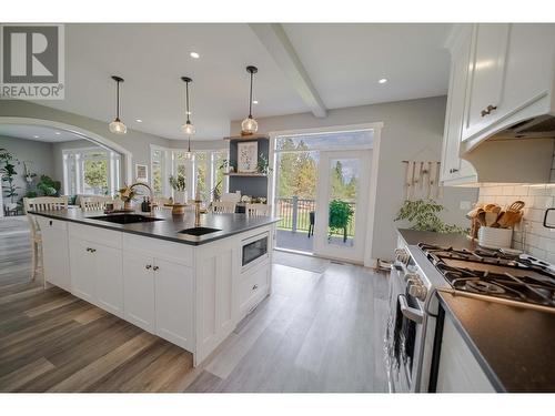 6040 Parnaby Road, Cranbrook, BC - Indoor Photo Showing Kitchen With Upgraded Kitchen