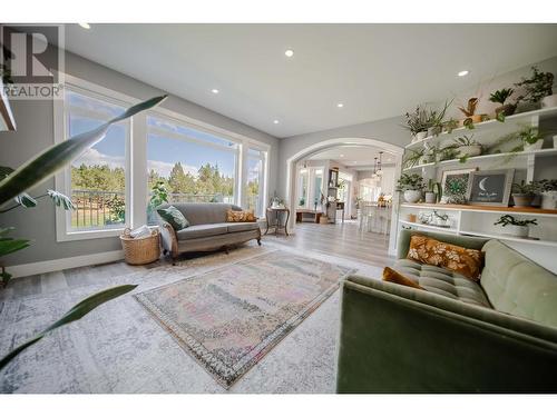 6040 Parnaby Road, Cranbrook, BC - Indoor Photo Showing Living Room