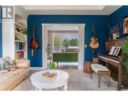 6040 Parnaby Road, Cranbrook, BC - Indoor Photo Showing Living Room