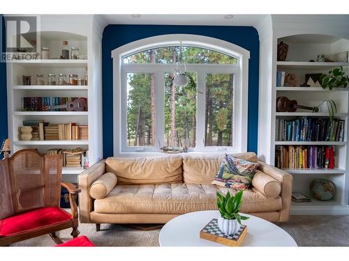 6040 Parnaby Road, Cranbrook, BC - Indoor Photo Showing Living Room