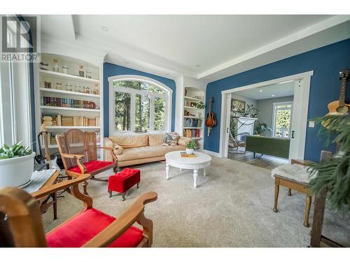 6040 Parnaby Road, Cranbrook, BC - Indoor Photo Showing Living Room