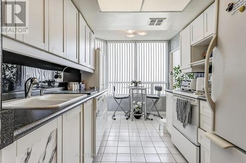 1611 - 7420 Bathurst Street N, Vaughan, ON - Indoor Photo Showing Kitchen