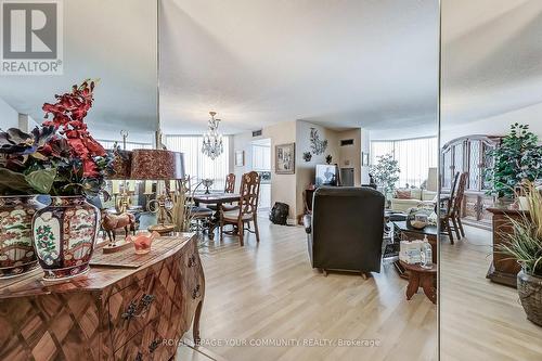 1611 - 7420 Bathurst Street N, Vaughan, ON - Indoor Photo Showing Dining Room