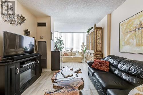 1611 - 7420 Bathurst Street N, Vaughan, ON - Indoor Photo Showing Living Room