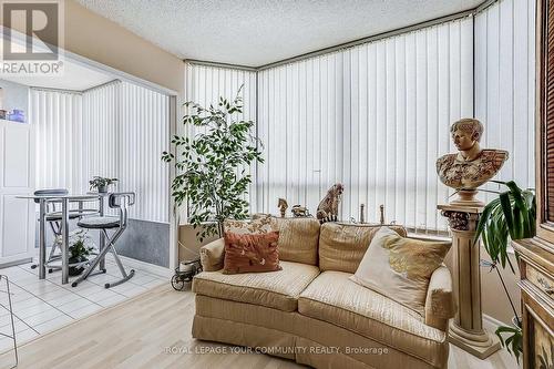 1611 - 7420 Bathurst Street N, Vaughan, ON - Indoor Photo Showing Living Room