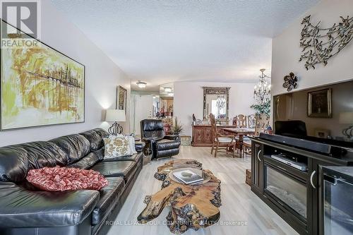 1611 - 7420 Bathurst Street N, Vaughan, ON - Indoor Photo Showing Living Room