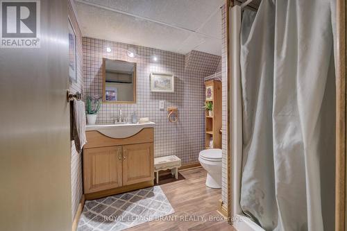 1164 Brantford, North Dumfries, ON - Indoor Photo Showing Bathroom