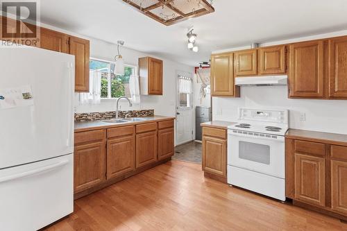 914 Murdoch Street, Creston, BC - Indoor Photo Showing Kitchen With Double Sink