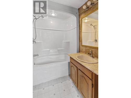 914 Murdoch Street, Creston, BC - Indoor Photo Showing Bathroom