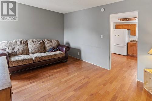 914 Murdoch Street, Creston, BC - Indoor Photo Showing Living Room