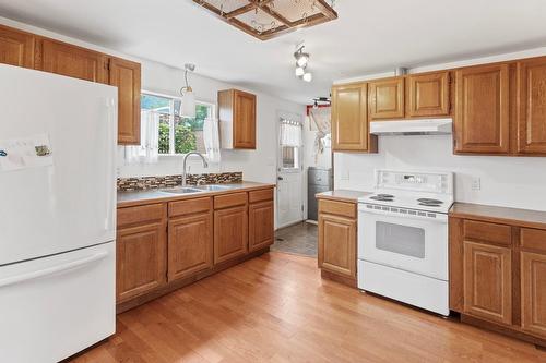 914 Murdoch Street, Creston, BC - Indoor Photo Showing Kitchen With Double Sink