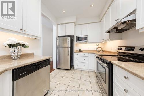 343 Luck Court, Newmarket (Woodland Hill), ON - Indoor Photo Showing Kitchen