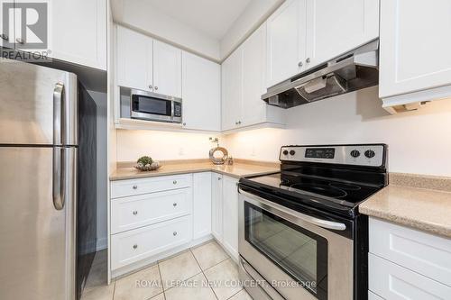 343 Luck Court, Newmarket, ON - Indoor Photo Showing Kitchen