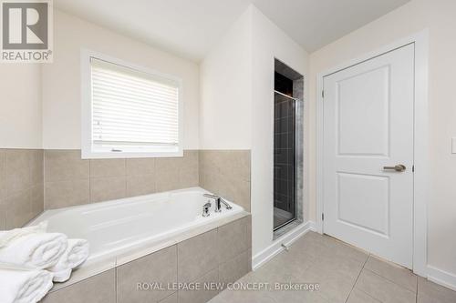 343 Luck Court, Newmarket, ON - Indoor Photo Showing Bathroom