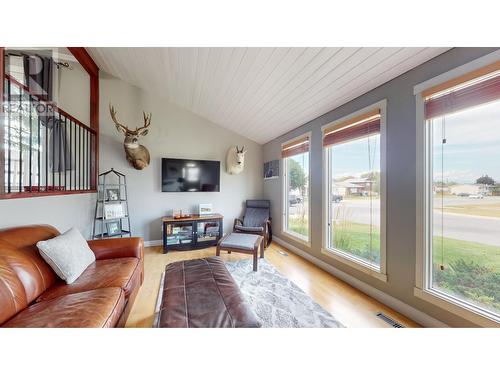 2309 4Th  S Street, Cranbrook, BC - Indoor Photo Showing Living Room