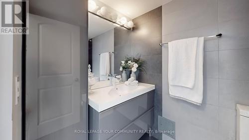 810 - 330 Rathburn Road W, Mississauga, ON - Indoor Photo Showing Bathroom