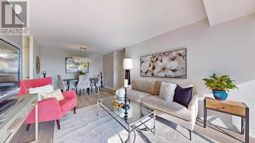 810 - 330 Rathburn Road W, Mississauga, ON - Indoor Photo Showing Living Room