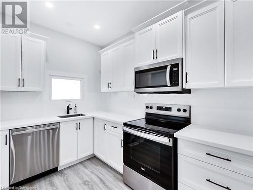 221 Glendale Avenue N, Hamilton, ON - Indoor Photo Showing Kitchen