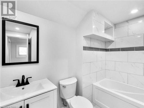 221 Glendale Avenue N, Hamilton, ON - Indoor Photo Showing Bathroom