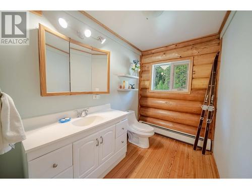 8251 Perry Creek Road, Cranbrook, BC - Indoor Photo Showing Bathroom