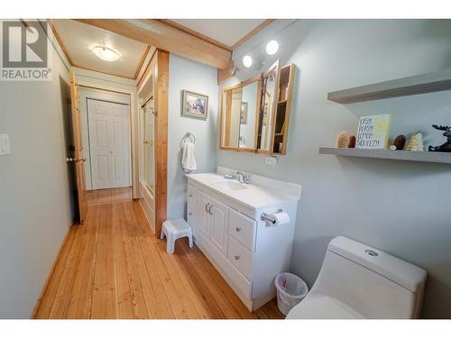 8251 Perry Creek Road, Cranbrook, BC - Indoor Photo Showing Bathroom