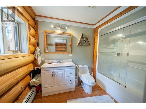 8251 Perry Creek Road, Cranbrook, BC - Indoor Photo Showing Bathroom