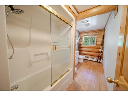 8251 Perry Creek Road, Cranbrook, BC - Indoor Photo Showing Bathroom