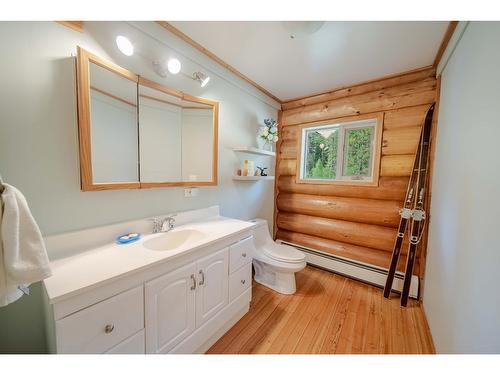 8251 Perry Creek Road, Cranbrook, BC - Indoor Photo Showing Bathroom